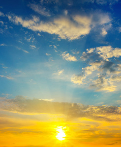 灿烂的地平线多云的天空和地平线上灿烂的日出照片