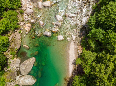 山谷韦尔扎斯卡瑞士 Tessin 提契诺韦尔扎斯卡河谷韦尔扎斯卡河中清澈和绿松石水流和岩石的鸟瞰图