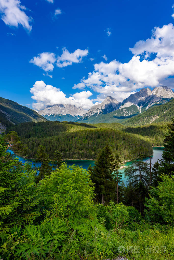 美丽的山景色和全景从休息区 Zugspitzblick 在 Fernpass 高山路到祖格峰山和湖 Blindsee, 阿尔