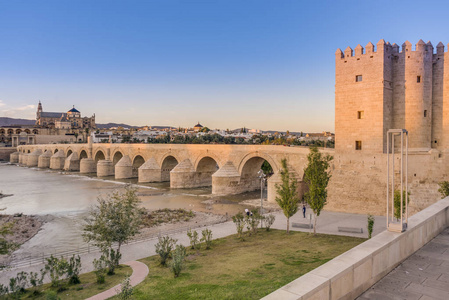 罗马桥, 建于公元前第一初横跨瓜河在历史中心的科尔多瓦, 安达卢西亚, 南西班牙