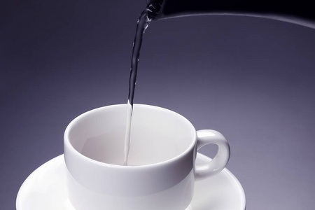 从壶开水倒进咖啡白杯