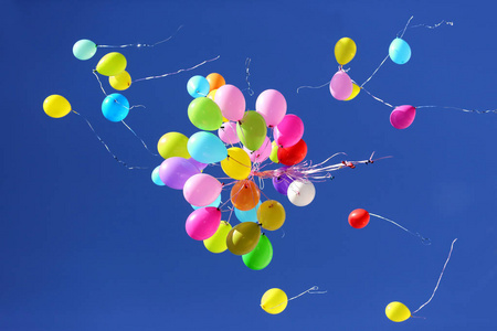 在蓝蓝的天空中飞行的许多五彩的气球