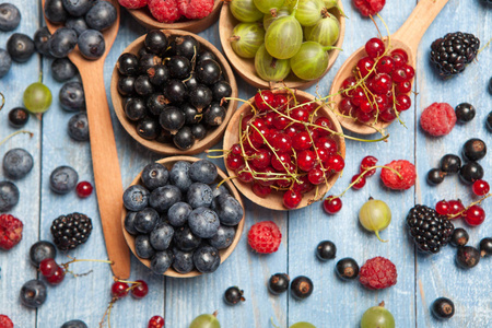 各种新鲜的夏季浆果。顶部视图。浆果混合水果色食品 dessertberries。抗氧化剂, 排毒饮食, 有机水果