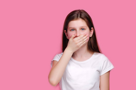 沉默的女孩用手闭上嘴巴照片