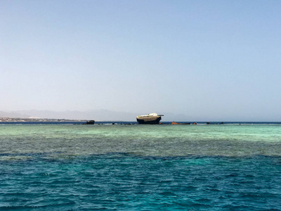 一条美丽的海景, 俯瞰热带海滨胜地的蓝色海盐海, 船船油轮和直升飞机的残骸遗址。