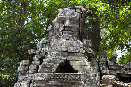 柬埔寨吴哥窟班迭则 Kdei 寺古石废墟。古老的寺庙与森林的面孔。吴哥窟景观。高棉遗产感兴趣的地方。在亚洲旅游。柬埔寨的旅游业