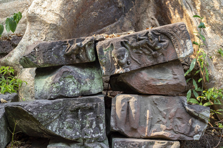 柬埔寨吴哥窟的废墟中的热带树木。在石墙上的根或藤本植物。吴哥窟景观。在丛林废墟上的古代石雕。森林树木毁坏古庙