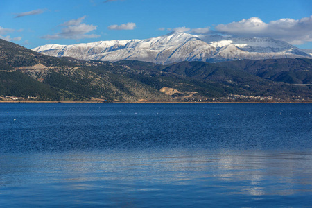 希腊伊庇约阿尼纳市 Pamvotida 湖和条与布莱德山的壮观冬季景观