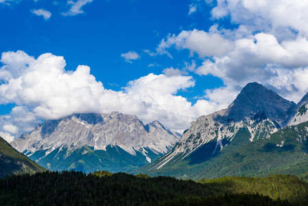 美丽的山景色和全景从休息区 Zugspitzblick 在 Fernpass 高山路到祖格峰山和湖 Blindsee, 阿尔