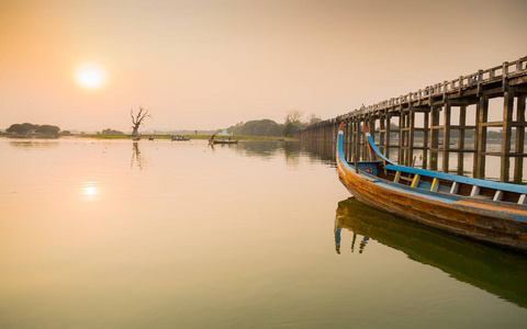 U 桥是横跨缅甸阿马拉布拉附近的 Taungthaman 湖的横穿