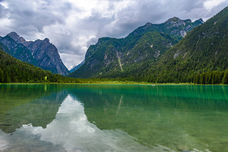 湖 Dobbiaco Toblacher 看见, Dobbiaco 在白云岩阿尔卑斯, 南 Tirol, 意大利旅行目的地