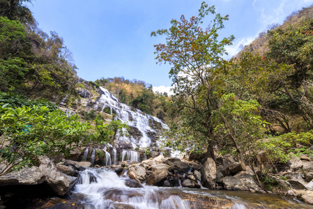 位于泰国清迈的他侬国家公园里, 蓝天下的瀑布, 湄雅瀑布