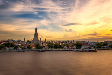 这所著名的 黎明寺, 是最有名的地标之一, 也是曼谷最具出版形象之一。