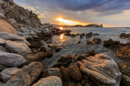 在 Ammouliani 岛，Chalkidiki，希腊北部的日出