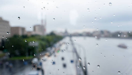 火车车窗上的雨滴