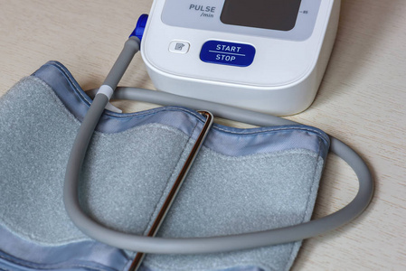 白色电子血压计在木桌上特写。血压测量。健康理念