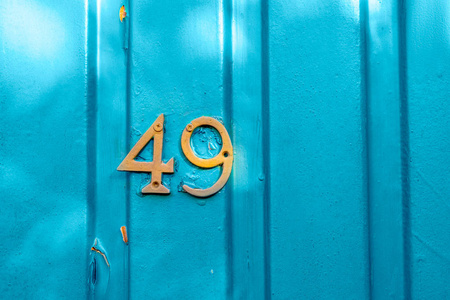 四十九个蓝色金属墙背景上的数字49照片