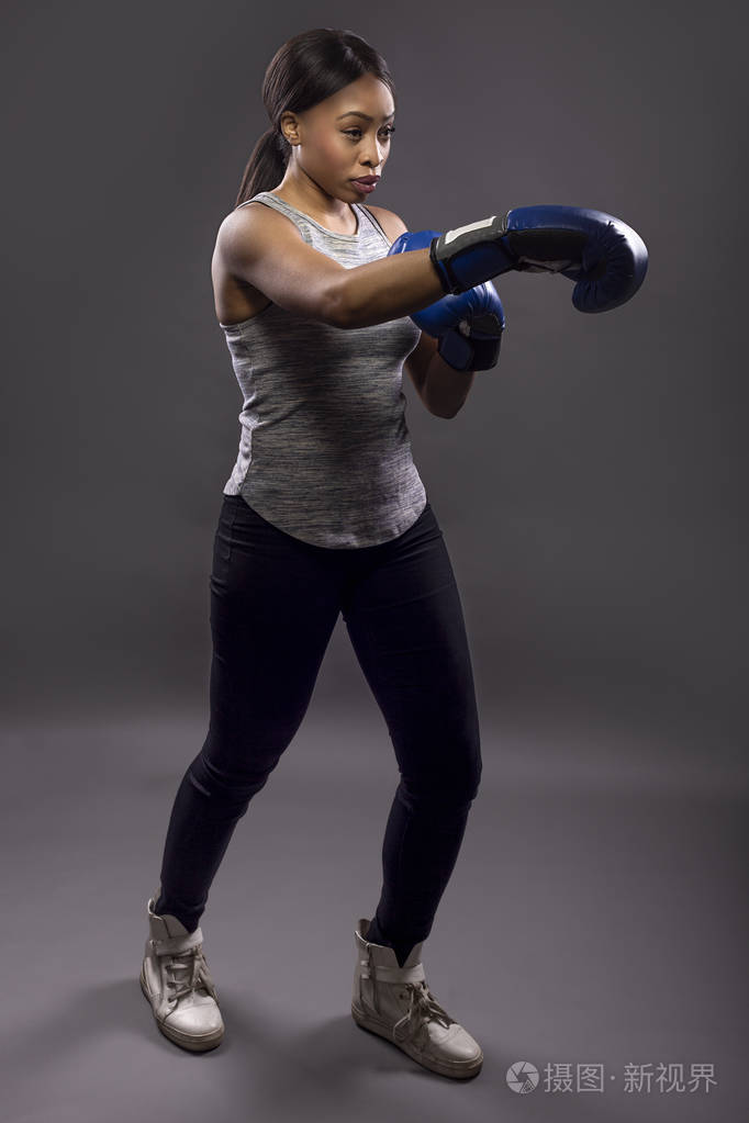 她摆出一拳, 描绘了健身,自卫和武术.