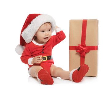 可爱的小宝宝在圣诞服装和礼物白色背景