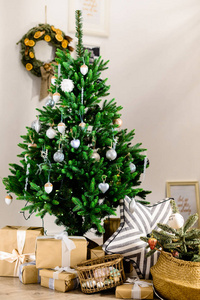 美丽的装饰圣诞树与礼物在 t