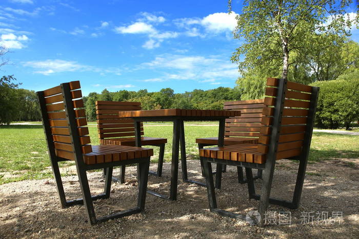 棋盘桌或野餐桌在城市公园.公共公园有椅子的木制桌子