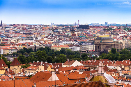 捷克共和国布拉格的红色屋顶和圣尼古拉斯教堂的老城建筑的夏日鸟瞰图