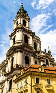 布拉格城圣尼古拉斯教堂的城市景观观