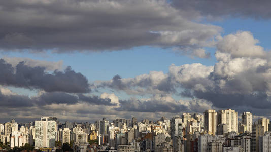 大城市的大建筑和美丽晴朗的天空, 巴西南美洲