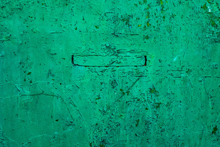 生锈的金属表面与开裂的绿色油漆背景