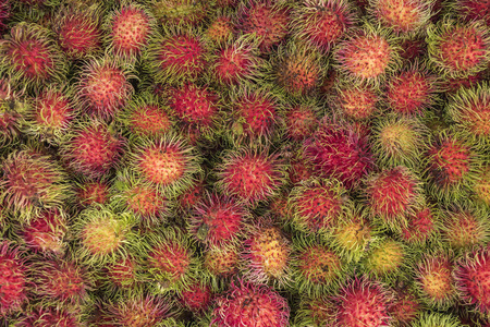 泰国市场新鲜红毛丹水果