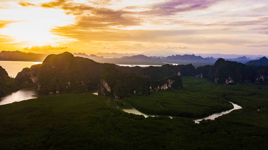 泰国甲米黄昏时期的山景图片