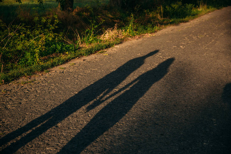 两个人影子地上两个人的影子照片