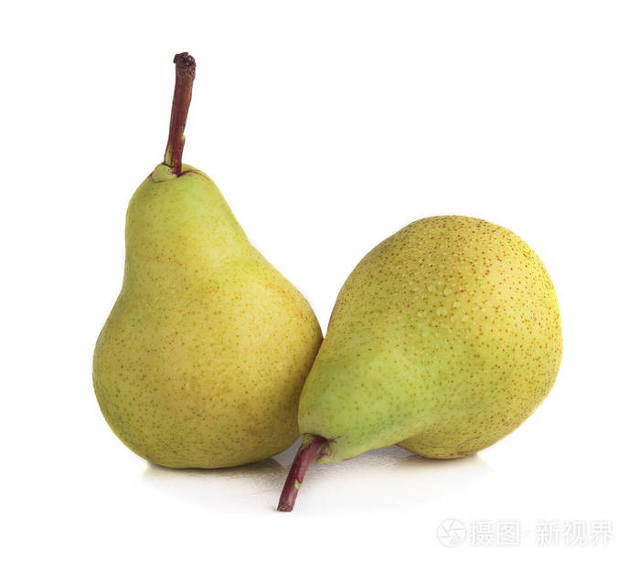 两个梨在白色背景下的近距离观察