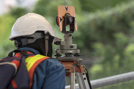 土地勘测和土木工程师使用设备照片