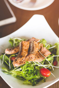 绿色和健康食品三文鱼沙拉