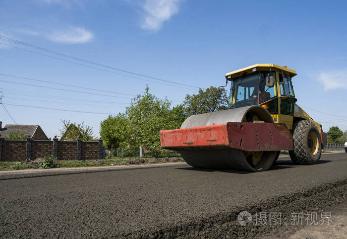 重型振动压路机在沥青路面工作的新道路施工现场.修复