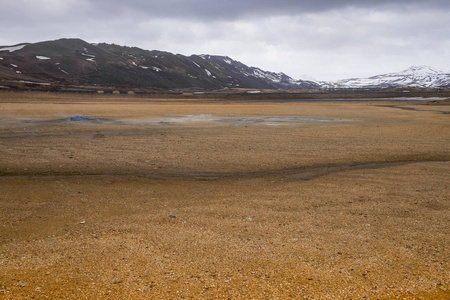 冰岛的背景下有山的沙漠岩石山谷