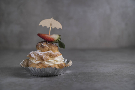 自制单 profiterole 奶油, 草莓和薄荷