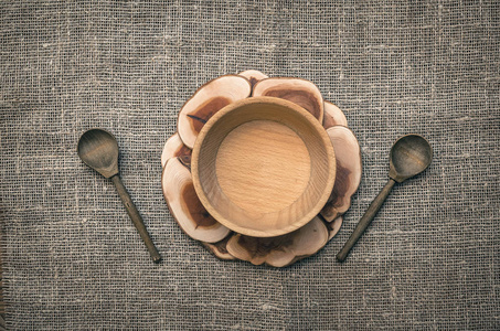 木制汤盘和木叉用勺子。厨房 utencils。木制炊具