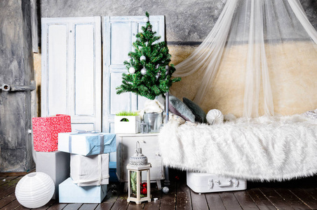 美丽的圣诞室内设计。用 Christm 装饰的房间