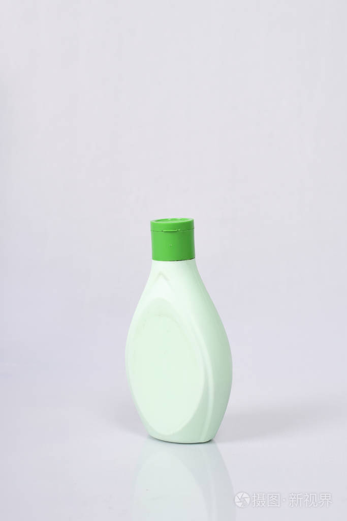 灰色背景塑料空白白瓶