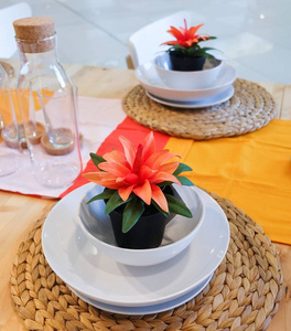 美丽的人工植物与橙花在家居和建筑装饰花盆