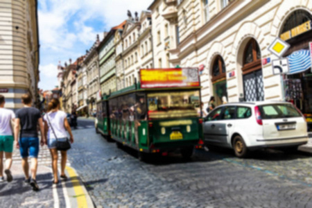 布拉格, 捷克共和国。城市老段中世纪街道旅游列车模糊观马拉麦卡