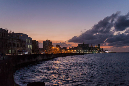 晚上在海滨驱动器马雷贡海滨大道在哈瓦那