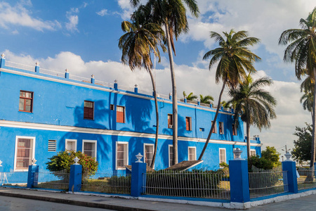 位于古巴西恩富戈斯中心的蓝色建筑