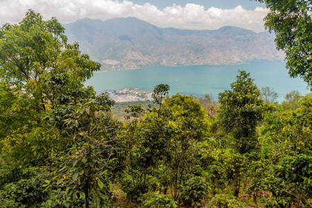 阿特蒂兰湖湖在危地马拉。最近的村庄是圣佩德罗, 照片取自圣佩德罗