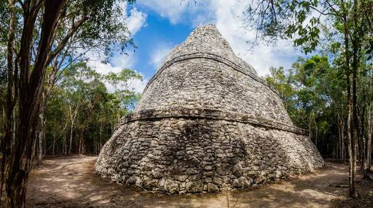 在玛雅城市 Coba 的废墟上画的寺庙, 墨西哥