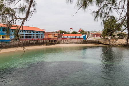 古巴 Gibara 村海岸五颜六色的建筑