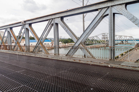 Calixto 加西亚大桥在马坦萨斯, 古巴的圣胡安河。Puente Giratorio 桥在后台