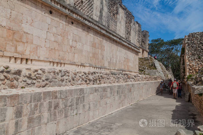 乌斯马尔 墨西哥 16年2月28日 在修女的四合院 Cuadrangulo De Monjas 的游客在古老的玛雅城照片 正版商用图片0uozv3 摄图新视界